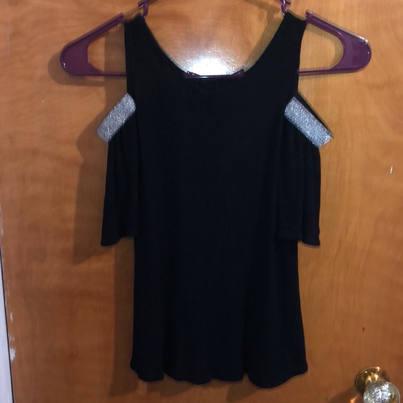 Cold shoulder Top - Picture 3 of 5